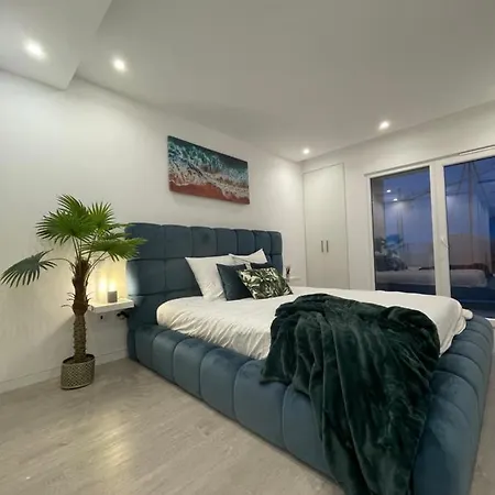 Penthouse W/private Rooftop,whirlpool, Bbq, Sauna Apartment