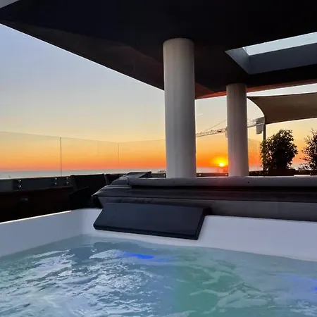 Penthouse W/private Rooftop,whirlpool, Bbq, Sauna Apartment *