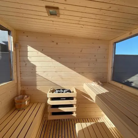 Penthouse W/private Rooftop,whirlpool, Bbq, Sauna Apartment *
