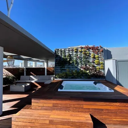 Penthouse W/private Rooftop,whirlpool, Bbq, Sauna Parede