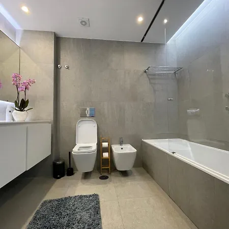 Penthouse W/private Rooftop,whirlpool, Bbq, Sauna *