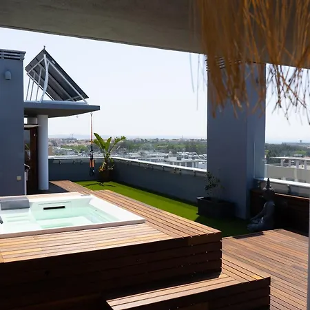 Penthouse W/private Rooftop,whirlpool, Bbq, Sauna *
